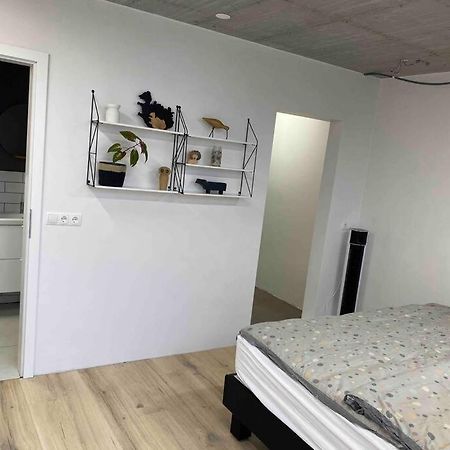 הוואגרדי Modern Garage Suite - Free Parking & Self Check In מראה חיצוני תמונה